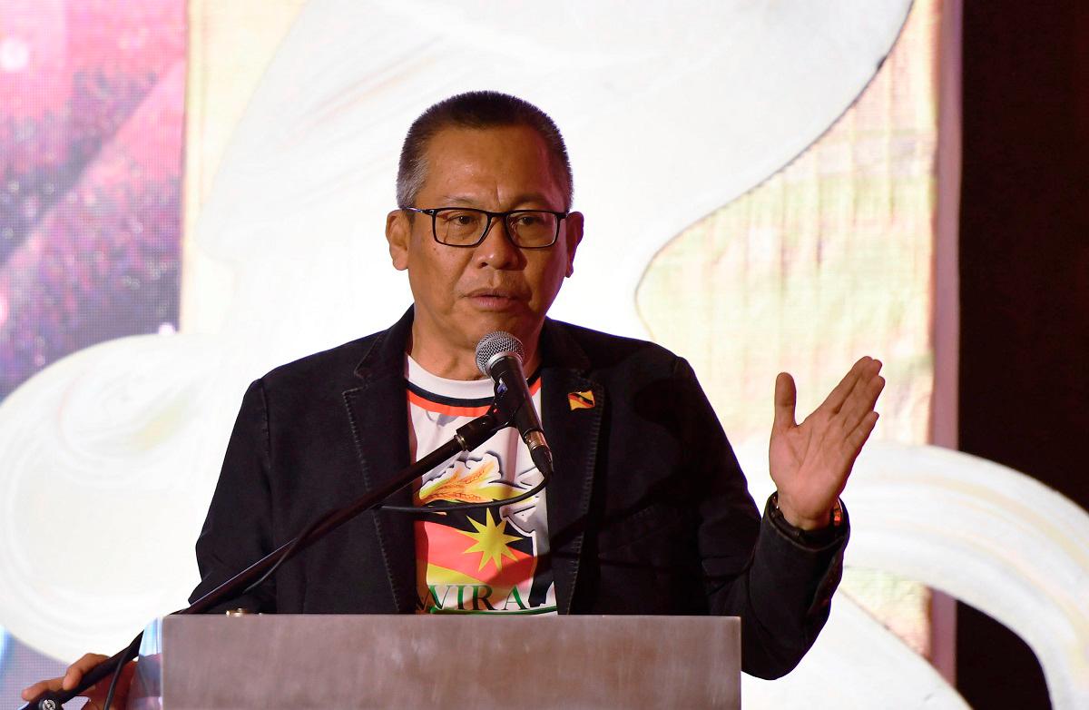 Timbalan Menteri di Jabatan Premier Sarawak Datuk Abdullah Saidol berucap pada Malam Apresiasi Unit Komunikasi Awam Sarawak 2024 di sebuah hotel, malam tadi. - Bernama