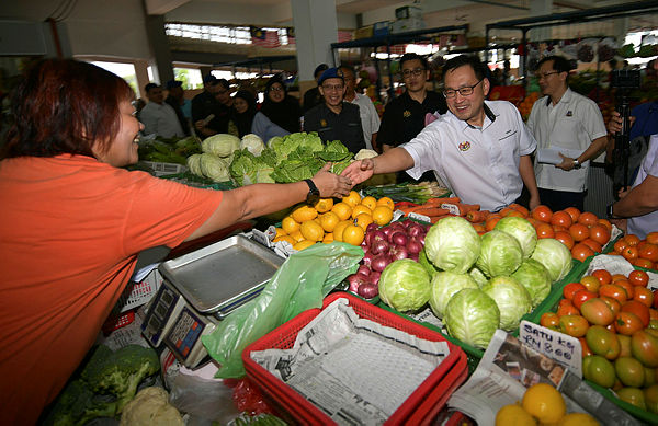 Deputy Minister of Domestic Trade and Consumer Affairs Minister Chong Chieng Jen meets with merchants during the Chinese New Year 2019 SKHMP at the Stutong community market, Kuching on Jan 31, 2019. — Bernama