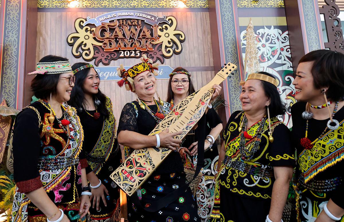 Kaum etnik Orang Ulu Sarawak, Uli Bilong (tengah) dan rakan-rakannya menyanyikan lagu selamat datang pada Rumah Terbuka Hari Gawai Dayak anjuran Kerajaan Sarawak di Pusat Konvensyen Borneo Kuching, hari ini.