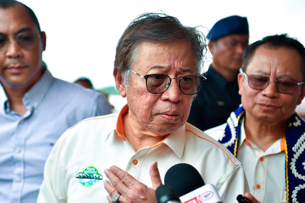 Premier Sarawak Tan Sri Abang Johari Tun Openg ditemui pemberita selepas menghadiri Majlis Penangguhan Pesta Simunjan di Tapak Regatta Pesta Simunjan, hari ini - fotoBERNAMA