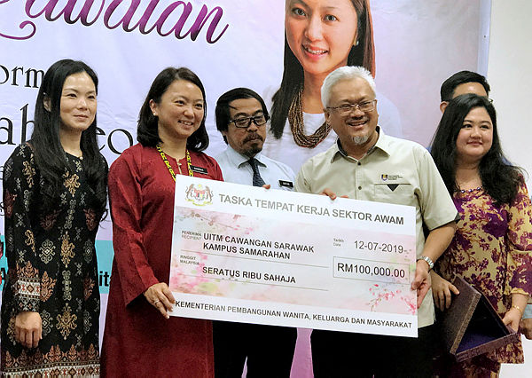 Women, Family and Community Development Deputy Minister Hannah Yeoh (2nd from L) presents a cheque amounting to RM100,000 to Sarawak UITM Prof Datuk Dr Jamil Hamali (2nd from R) today at Sibu Hospital. — Bernama