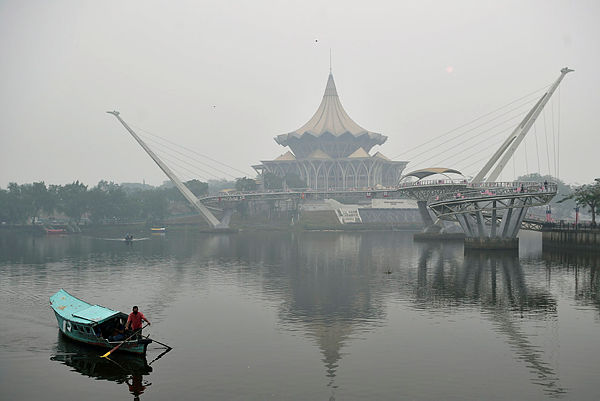 A view of the haze around the Sarawak State Legislative Assembly Hall in Kuching today. — Bernama