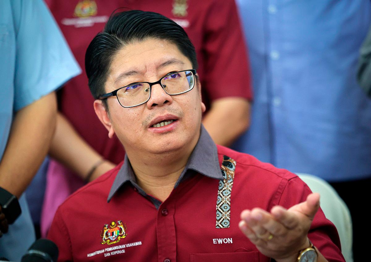 Menteri Pembangunan Usahawan dan Koperasi Datuk Ewon Benedick. - fotoBERNAMA