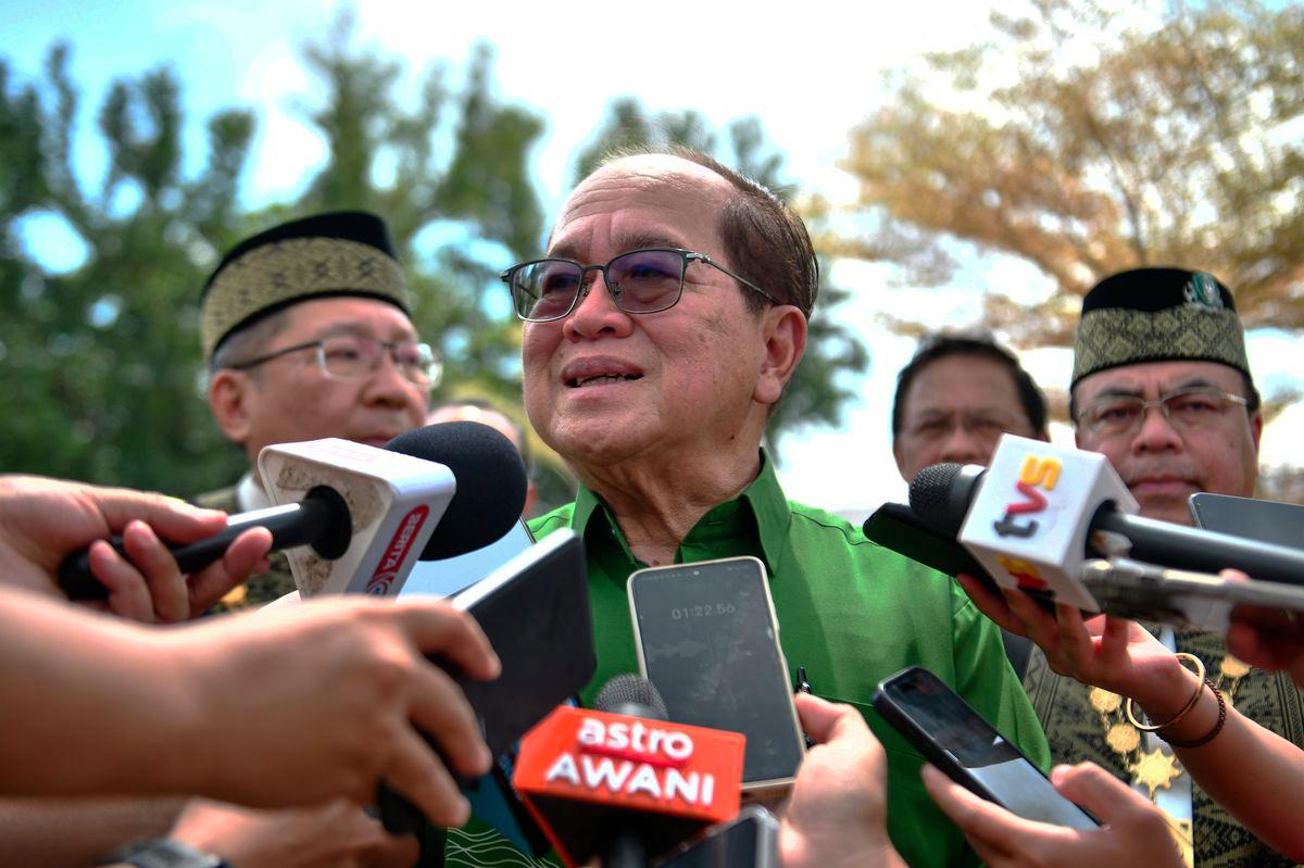 Timbalan Premier Sarawak Datuk Amar Douglas Uggah Embas ketika ditemui pemberita selepas menghadiri Majlis Memperingati Hari Bandaraya Kuching Ke-37 di Pangkalan Sapi Kuching, hari ini. - fotoBERNAMA
