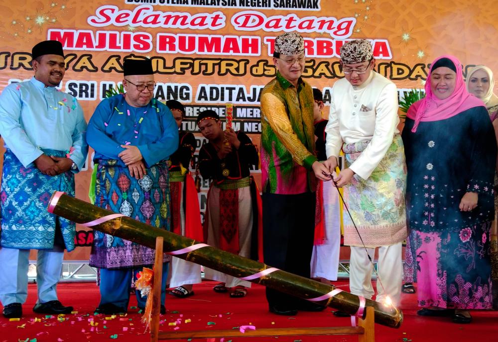 Works Minister Baru Bian (3rd from R) together with PKBM president Datuk Seri Abang Aditajaya Abang Alwi, together with a bamboo bulldozer at the joint celebrations of Aidilfitri Open House and the Gawai Dayak at Belawai today. - Bernama