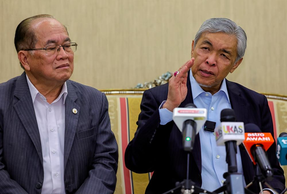 KUCHING, March 7 -- Deputy Prime Minister Datuk Seri Dr Ahmad Zahid Hamidi (right) who is also the Minister of Rural and Regional Development at a press conference after chairing the Coordination Meeting with the Sarawak State Government at Wisma Bapa Malaysia in Petra Jaya today. BERNAMAPIX