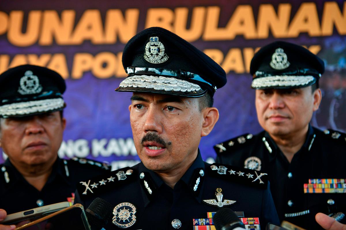 Sarawak Police Commissioner Datuk Mohamad Zainal Abdullah speaking to reporters after attending the Sarawak Police Commissioners’ monthly gathering at the Sarawak police contingent (IPK) headquarters, today.- Bernama pic