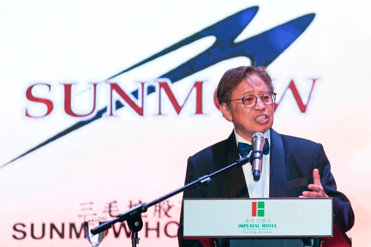 Premier Sarawak Tan Sri Abang Johari Openg berucap pada Majlis Makan Malam Gala Dewan Perniagaan dan Industri Cina Bersekutu Sarawak (ACCCIS) ke-60 malam tadi.- fotoBERNAMA