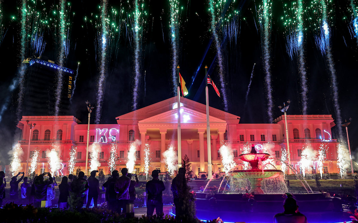 Fireworks light up the night during the official opening of the New Sarawak Premier’s Office Complex, officiated by the Yang di-Pertua Negeri of Sarawak, Tun Dr Wan Junaidi Tuanku Jaafar, this evening. – BERNAMA