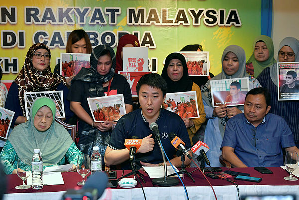 Julau MP Larry Sng Wei Shien at a press conference on the fate of 47 Malaysians detained in Cambodia, on Feb 7, 2019. — Bernama