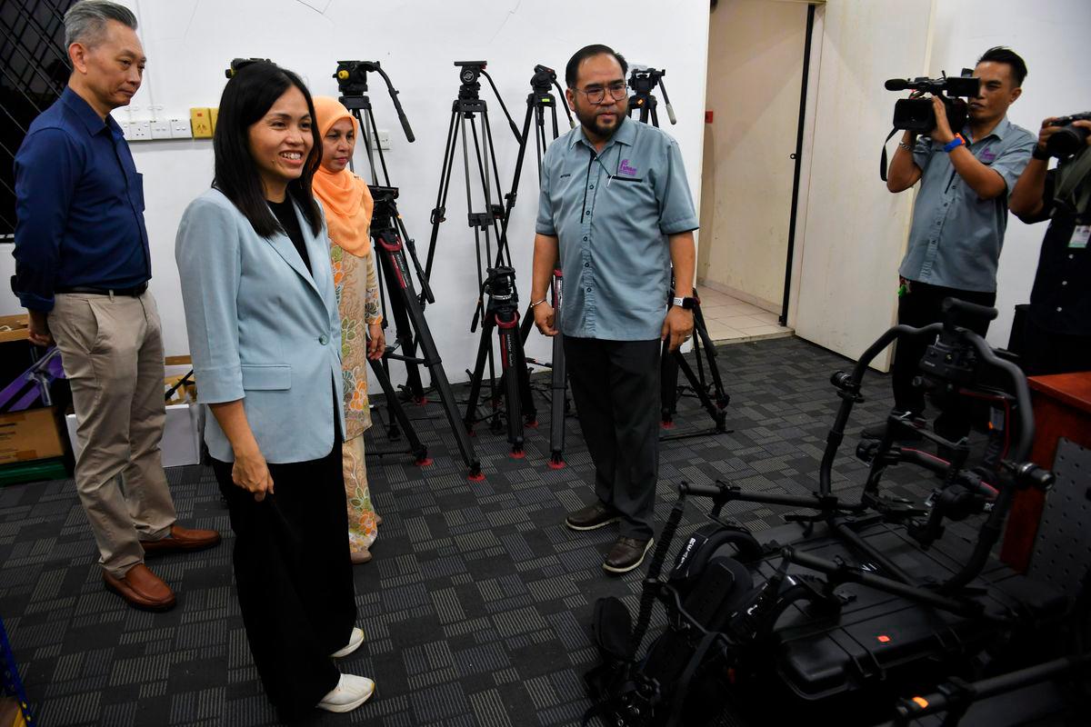 Deputy Minister of Communications, Teo Nie Ching, inspected the facilities and amenities at the National Film Development Corporation Malaysia (FINAS) Sarawak Branch building after attending the Creative Content Fund (DKK) Letter of Acceptance Handover Ceremony today. – BERNAMA