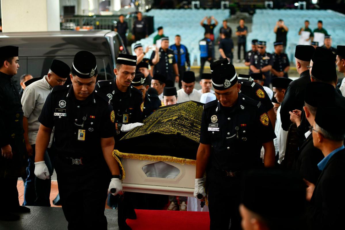 Jenazah isteri Premier Sarawak Tan Sri Abang Johari Tun Openg, Puan Sri Juma’ani Tuanku Hj Bujang dibawa untuk disolatkan di Masjid Jamek Negeri Sarawak, hari ini - BERNAMA