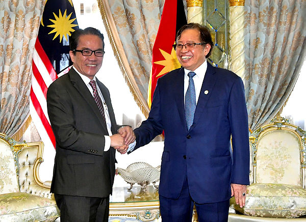 Sarawak Chief Minister Datuk Patinggi Abang Johari Openg (R) shakes hands with Minister in the Prime Minister’s Department Datuk Liew Vui Keong during a courtesy call at the Chief Minister’s Office, Kuching on April 29, 2019. — Bernama