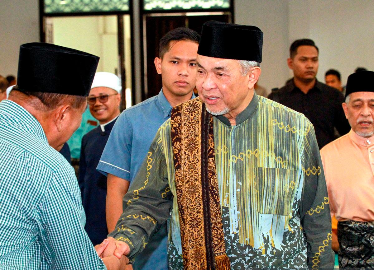 Timbalan Perdana Menteri Datuk Seri Ahmad Zahid Hamidi bersalaman dengan jemaah selepas menunaikan solat Jumaat di Masjid Terapung di sini, pada Mei 30.
