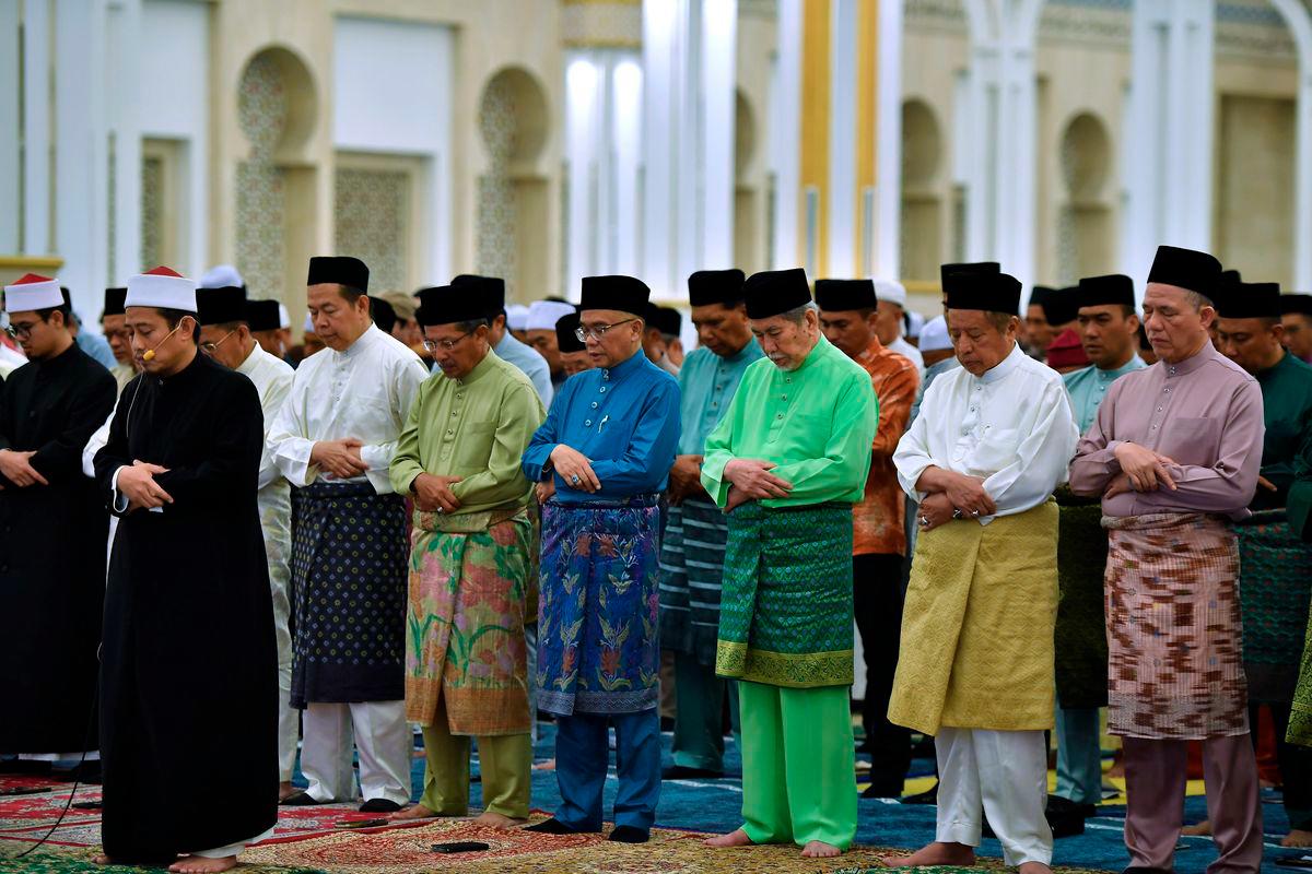 Yang Dipertua Negeri Sarawak Tun Dr Wan Junaidi Tuanku Jaafar menunaikan solat Isyak semasa menghadiri Majlis Kesyukuran Maulidur Rasul Peringkat Sarawak di Masjid Jamek Negeri, pada 4 September, 2025. Turut hadir, Premier Tan Sri Abang Johari Tun Openg dan Timbalan Perdana Menteri Datuk Seri Fadillah Yusof. - BERNAMA