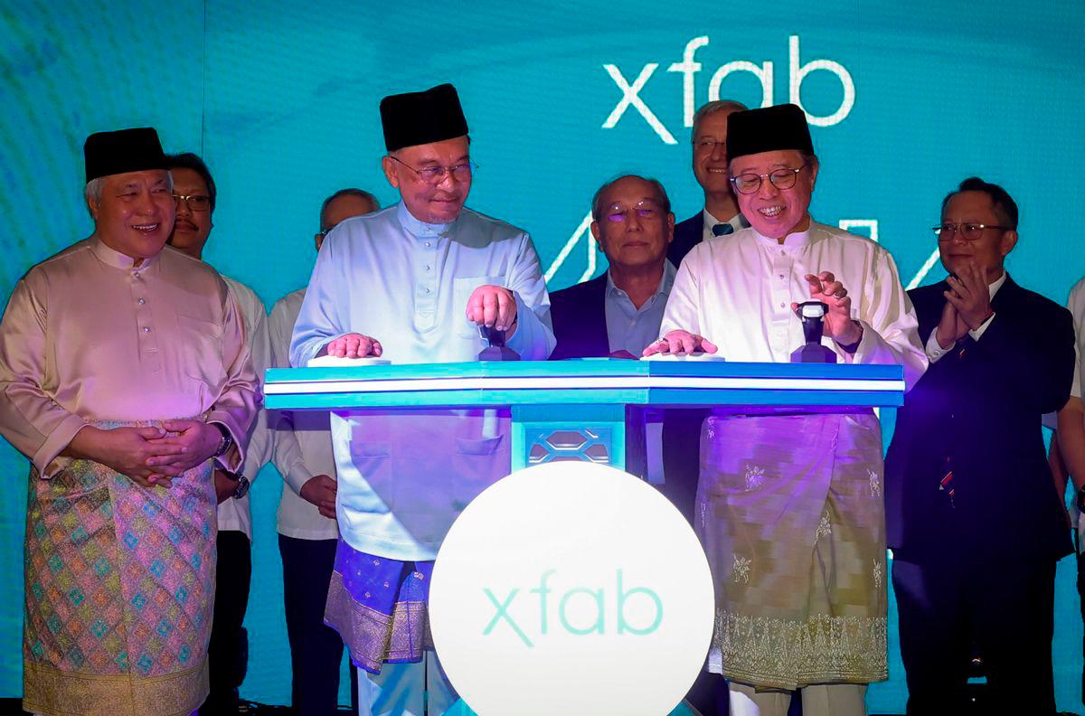 Perdana Menteri Datuk Seri Anwar Ibrahim (dua, kiri) bersama Premier Sarawak Tan Sri Abang Johari Tun Openg (dua, kanan) melakukan gimik perasmian peluasan fasiliti X-FAB Sarawak di sini hari ini. - BERNAMA