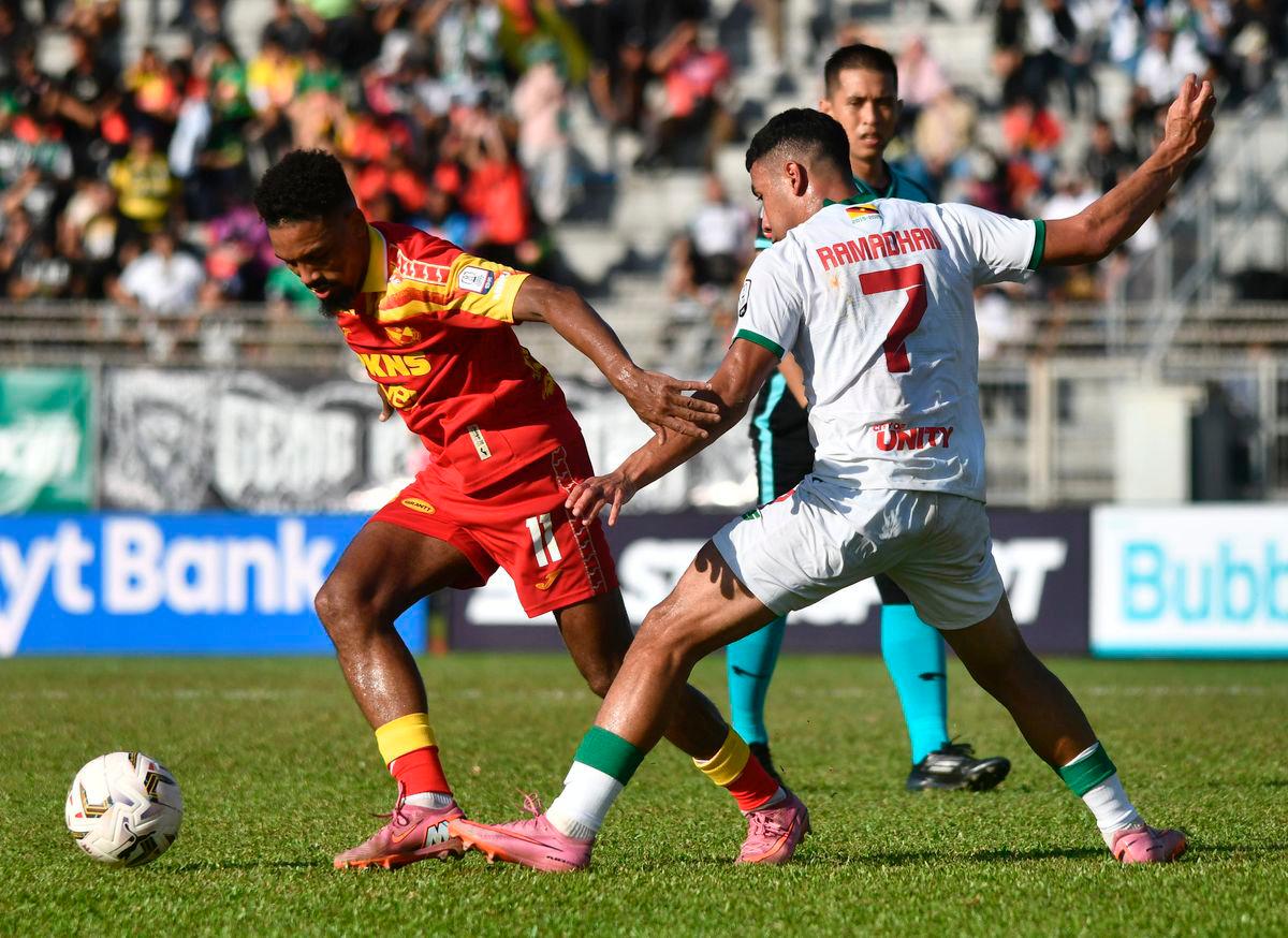 Pemain Selangor FC Alvin Mateus Fortes diasak pemain Kuching City FC Muhammad Ramadhan Saifullah Usman pada perlawanan Liga Super di Stadium Negeri, hari ini. Keputusan penuh perlawanan Kuching City FC 1-0 Selangor FC - fotoBERNAMA