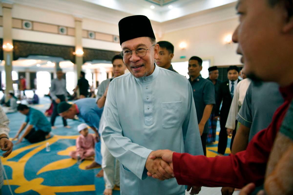 Perdana Menteri Datuk Seri Anwar Ibrahim tiba di Masjid Darul Hana, Petra Jaya bagi menunaikan solat Jumaat, hari ini. - BERNAMA