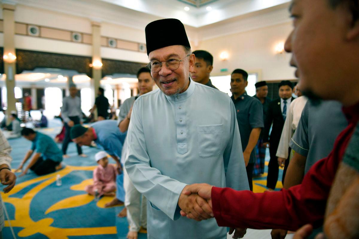 Perdana Menteri Datuk Seri Anwar Ibrahim tiba di Masjid Darul Hana, Petra Jaya bagi menunaikan solat Jumaat, hari ini - fotoBERNAMA