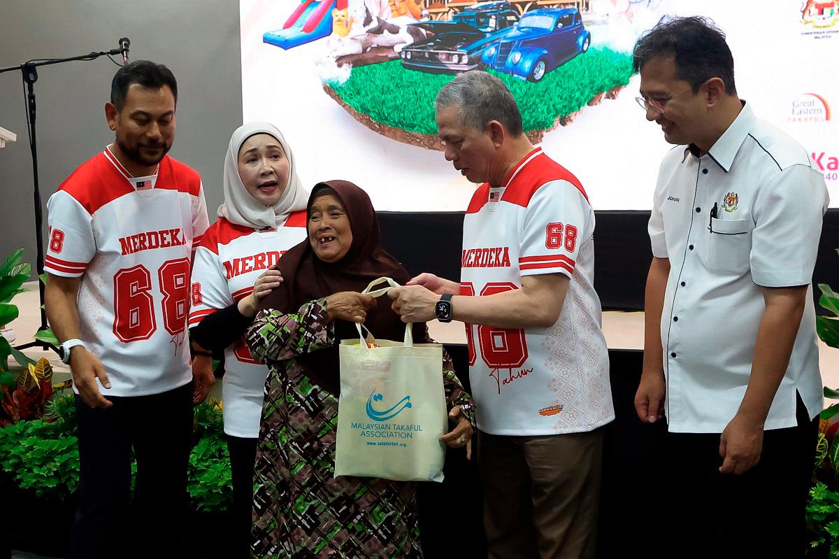 Deputy Prime Minister Datuk Seri Fadillah Yusof presented a donation at the Petra Jaya MySalam 3K Program in Petra Jaya, Sarawak, today. - Bernama pic
