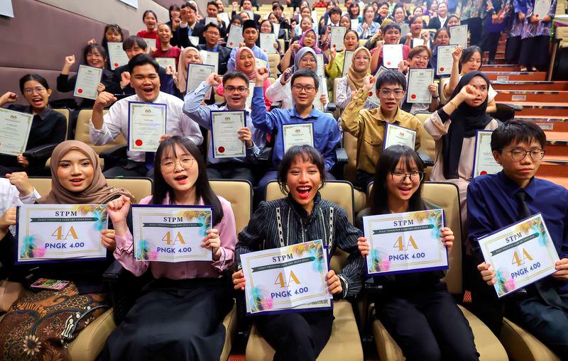 Students celebrate the results of the Malaysian Higher School Certificate (STPM) 2023 at the Sarawak State level, today - BERNAMApix