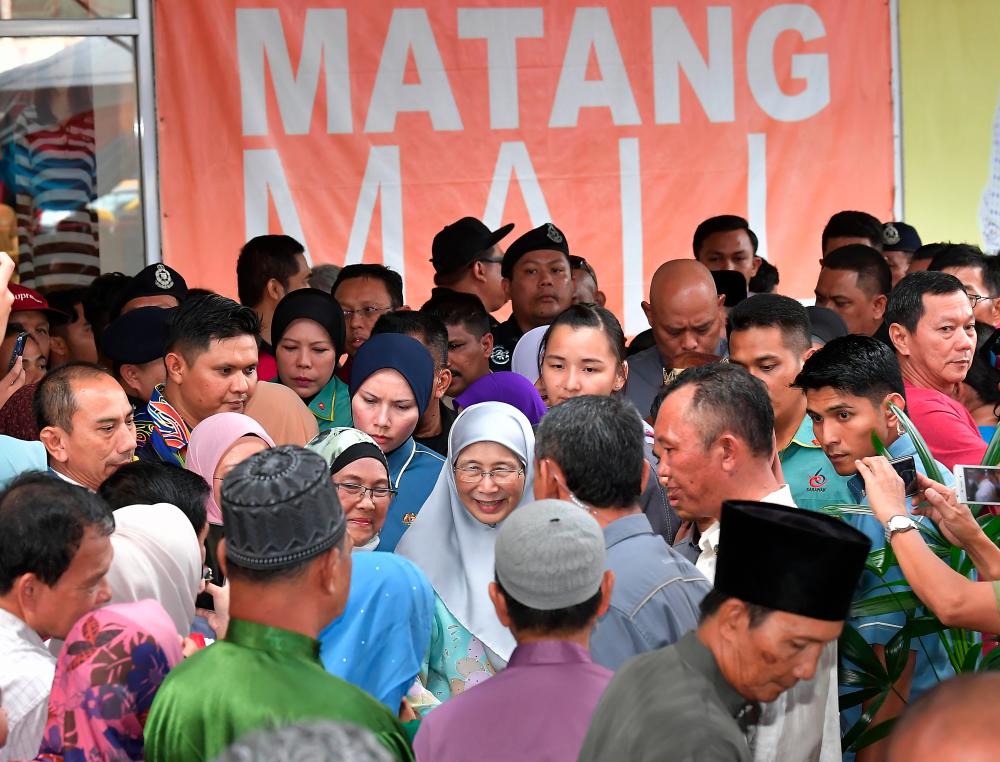 Deputy Prime Minister Datuk Seri Dr Wan Azizah Wan Ismail, who is also the Women, Family and Community Development Minister, welcomes the audience at a Aidilfitri gathering at Matang Mall, Kuching. - Bernama