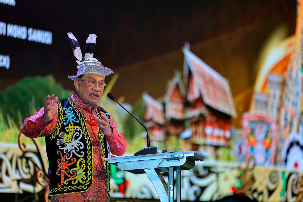 Perdana Menteri Datuk Seri Anwar Ibrahim berucap pada Majlis Makan Malam Sambutan Hari Gawai Peringkat Sarawak 2025 di Pusat Konvensyen Borneo Kuching, malam ini - BERNAMA