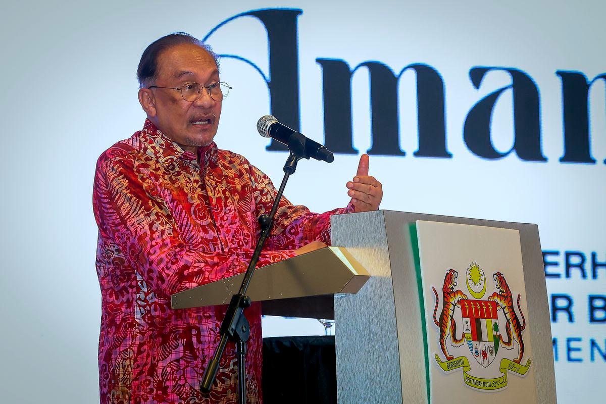 Prime Minister Datuk Seri Anwar Ibrahim delivers a speech at a Dinner with the Community in conjunction with his official visit to Sarawak held at the hotel today. - BERNAMAPIX