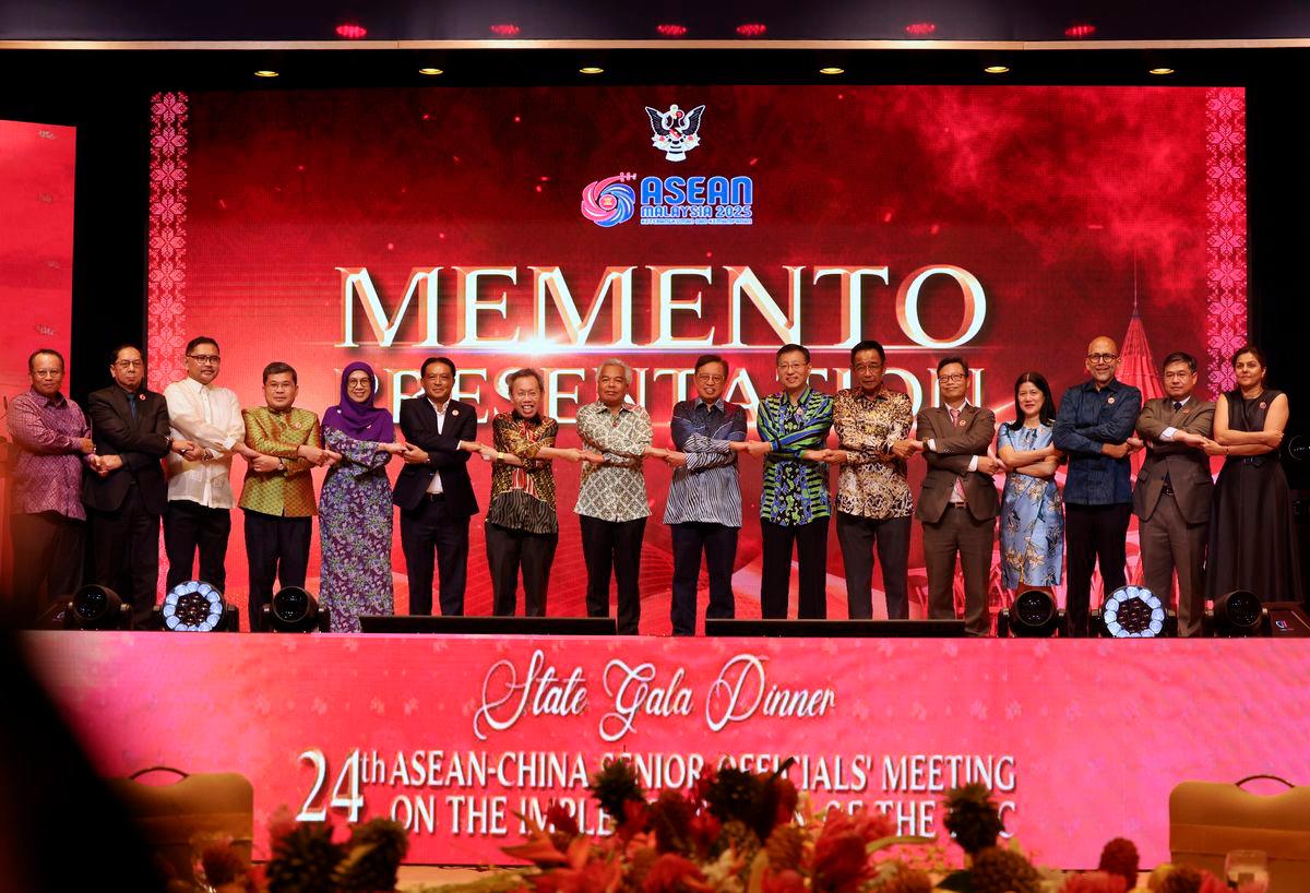 Premier Sarawak Tan Sri Abang Johari Tun Openg bergandingan tangan pada Majlis Makan Malam Gala sempena Mesyuarat Pegawai Kanan ASEAN-China ke-24 mengenai Pelaksanaan Deklarasi Tata Laku Pihak-Pihak di Laut China Selatan (DOC) hari ini- BERNAMA