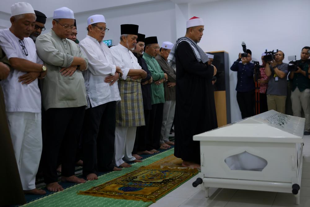 KUCHING, Sept 15 -- Sarawak Acting President Tan Sri Mohamad Asfia Awang Nassar (fourth, left) and Sarawak Premier Tan Sri Abang Johari Tun Openg (third, left) joined the funeral prayers of the late Datuk Talib Zulpilip led by the Grand Imam of Sarawak, Datuk Mustapha Kamal Ahmad Fauzi at Samariang Islamic Cemetery Complex, last night. BERNAMAPIX