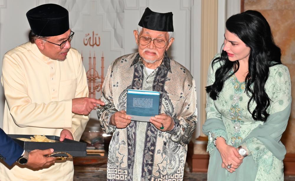 Tuan Yang Terutama Dipertua Negeri Sarawak Tun Abdul Taib Mahmud (center), Toh Puan Ragad Kurdi (right) Perdana Menteri Datuk Seri Anwar Ibrahim (left)/BERNAMAPix