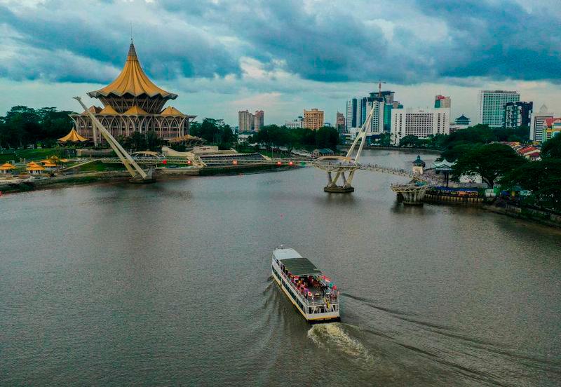 Sebuah bot menyeberangi Sungai Sarawak berhampiran Dewan Undangan Negeri Sarawak ketika tinjauan. BERNAMAPIX