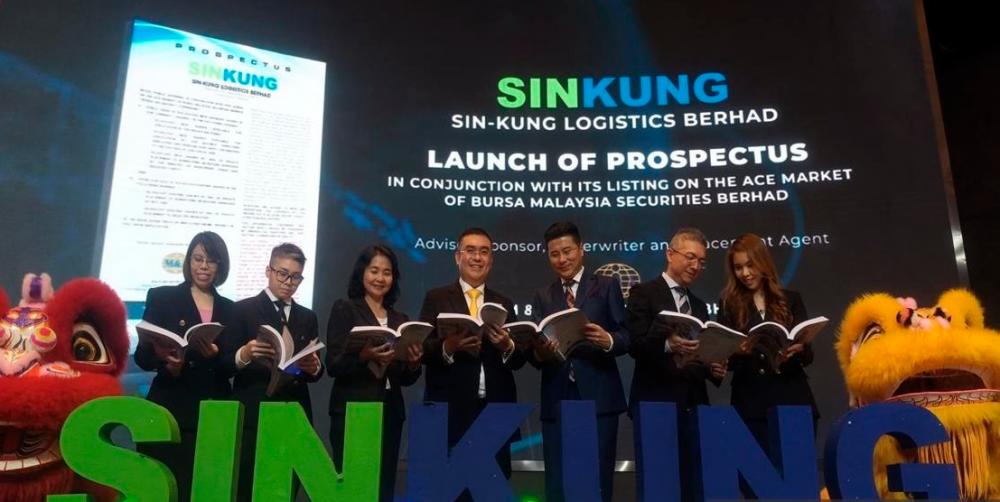 Sin-Kung Logistics directors and executives at the launch of the company’s IPO prospectus. – Bernamapic