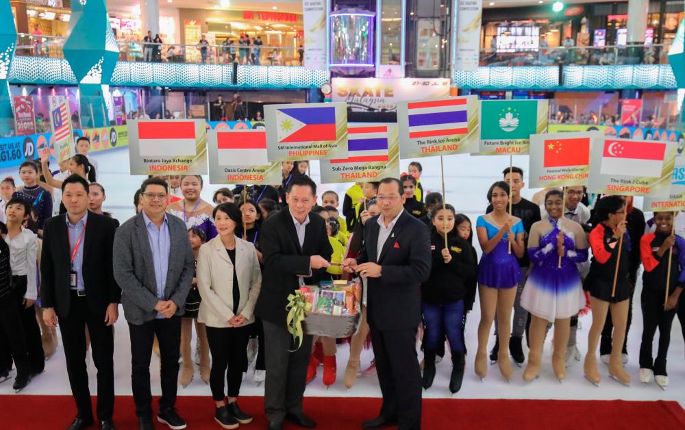 At the launch ... (from left) Sunway Pyramid Ice assistant general manager Albert Cheok, Ice Skating Institute Asia President Raul Gomes, Malaysia Ice Skating Federation President Irene Young, Chan and Mohd Khairuddin. – AMIRUL SYAFIQ MOHD DIN/THESUN
