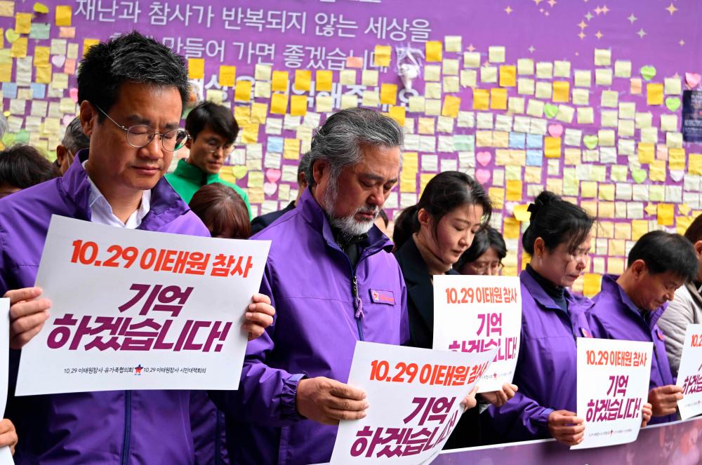 Families of Itaewon crush victims pay a silent tribute during an unveiling ceremony of a memorial street marker to remember the victims of the October 29, 2022 crowd crush. AFPPIX