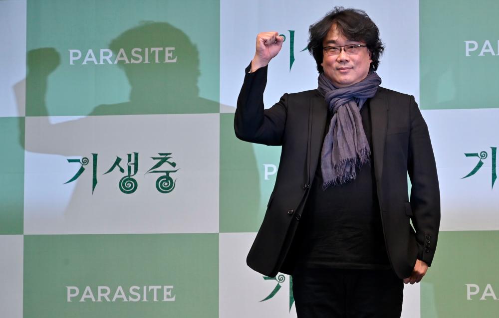South Korean director Bong Joon-ho poses during a press conference in Seoul on February 19, 2020, after his film Parasite won the Oscar for Best Picture. Bong’s movie Parasite -- about the widening gap between rich and poor -- became the first non-English-language film to win Hollywood’s biggest prize on February 10, prompting celebrations in South Korea. / AFP / Jung Yeon-je
