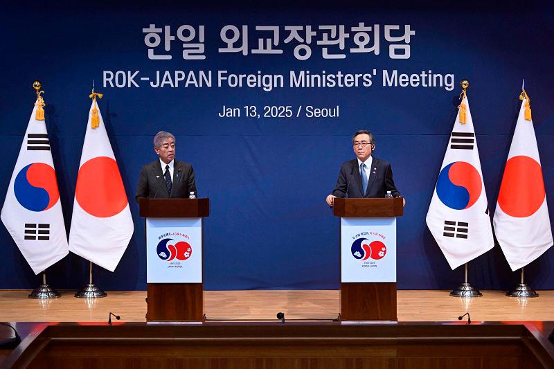 South Korean Foreign Minister Cho Tae-yul (R) and Japanese Foreign Minister Takeshi Iwaya (L) attend a joint press conference following their meeting at the Foreign Ministry in Seoul on January 13, 2025. - JUNG YEON-JE / POOL / AFP