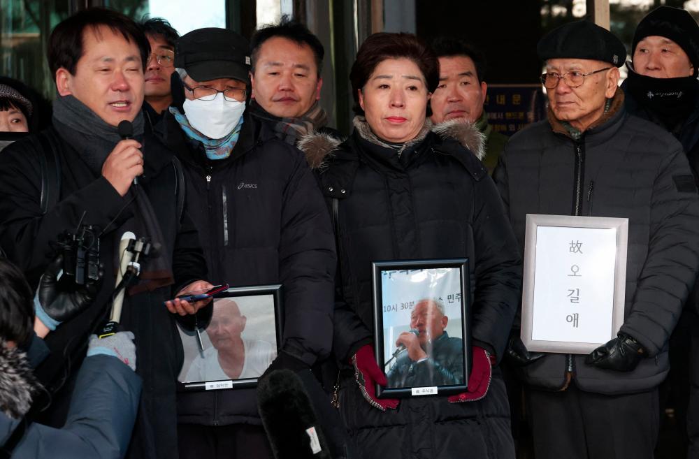 Relatives of South Korean victims of Japan's wartime forced labour react at South Korea's Supreme Court in Seoul on December 21, 2023. - AFPPIX