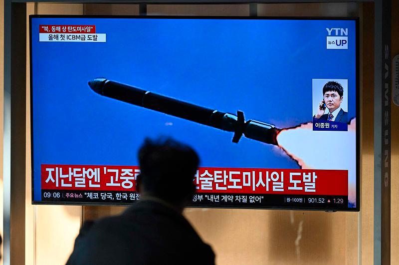 A man watches a television screen showing a news broadcast with file footage of a North Korean missile test, at a train station in Seoul on October 31, 2024. North Korea on October 31 fired a “long-range ballistic missile”, South Korea’s military said, Pyongyang’s first weapons test since Seoul accused it of sending tens of thousands of soldiers to Russia. - JUNG YEON-JE / AFP