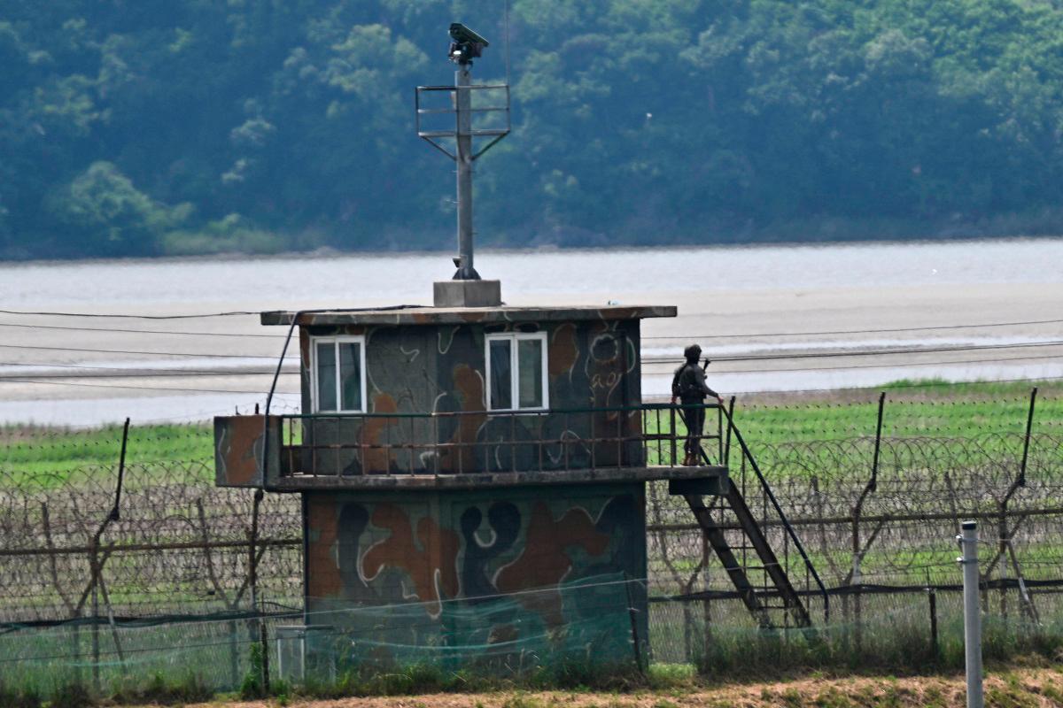 A South Korean soldier is seen in a watchtower at the border with North Korea, divided by the Imjin River in Paju, north of Seoul, on June 5, 2025. - Pedro PARDO / AFP