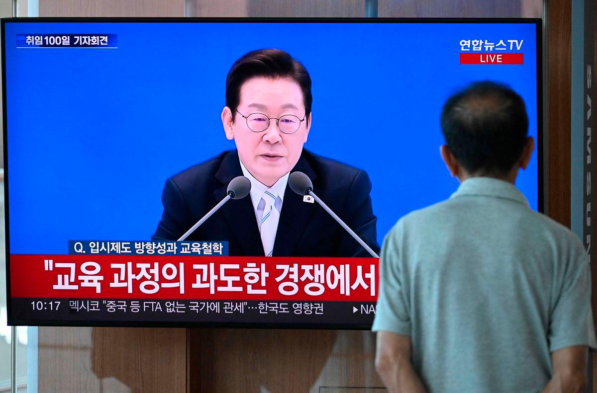 A man watches a television screen showing a live broadcast of South Korean President Lee Jae Myung speaking during a press conference to mark his first 100 days in office, at a train station in Seoul on September 11, 2025. Photo by Jung Yeon-je / AFP