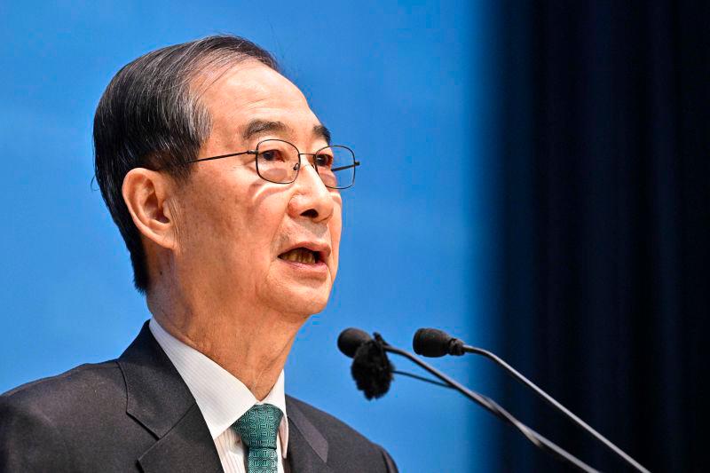 Former acting president Han Duck-soo speaks to formally announce his candidacy in next month’s presidential election at the National Assembly in Seoul on May 2, 2025 AFPpix