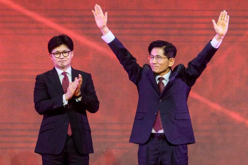 Former labour minister Kim Moon-soo (R) celebrates next to ex-party chief Han Dong-hoon after winning the final race to choose South Korea’s conservative People Power Party’s (PPP) candidate for the upcoming presidential election, during a national convention of the party in Goyang on May 3, 2025. AFPpix