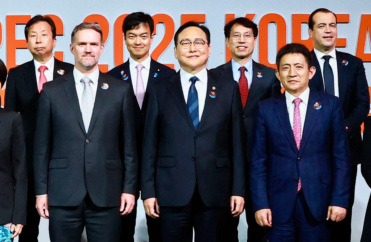 South Korean Trade Minister Cheong In-kyo (front C) stands next to US trade representative Jamieson Greer (front L) and China’s International Trade Negotiator for China’s Commerce Ministry Li Chenggang (front R), pose with other ministers as they attend the Asia-Pacific Economic Cooperation (APEC) 2025 Trade Ministers Meeting at the Jeju International Convention Center in Jeju on May 15, 2025. AFPpix