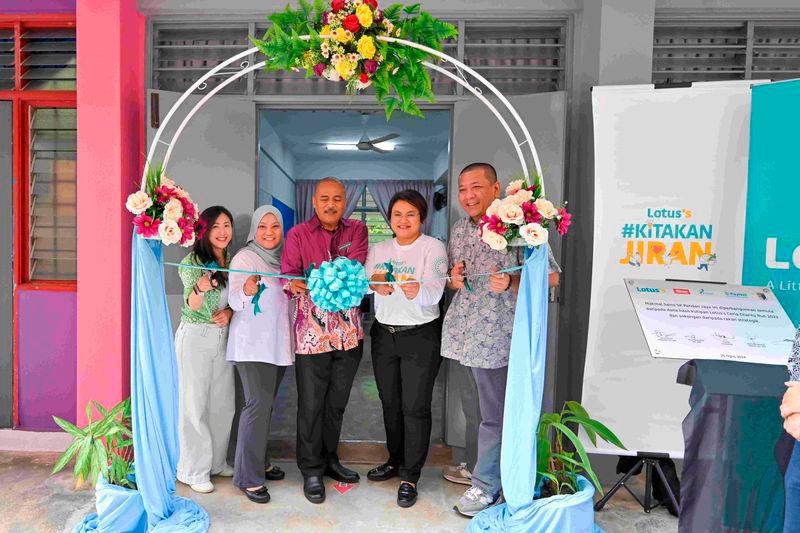 $!From left, Ng Kein Ai, Head of Commercial Division, PayNet Malaysia, Norzalina, Haji Baharuddin Yassir, Senior Administrative Assistant, SK Pandan Jaya, Hanim and Nik.