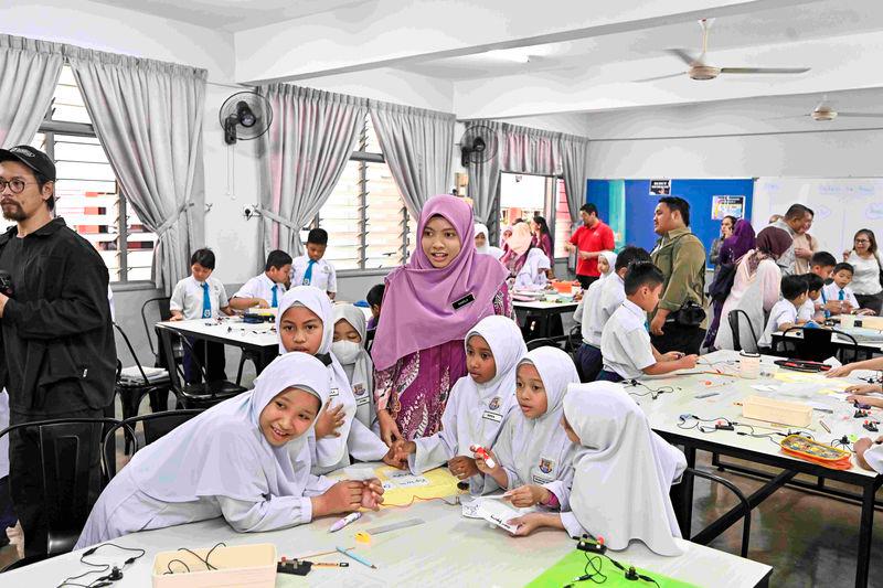 $!Students from SK Pandan Jaya enjoy their lessons in the refurbished science classes.