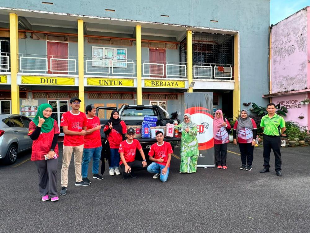 $!Red Patriot when delivering food aid to SK (2) Petaling Jaya.