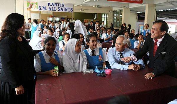 The Sabah Education and Innovation Minister Datuk Dr Yusof Yacob (2R) with students of Sekolah Menengah (SM) All Saints Likas today. — Bernama