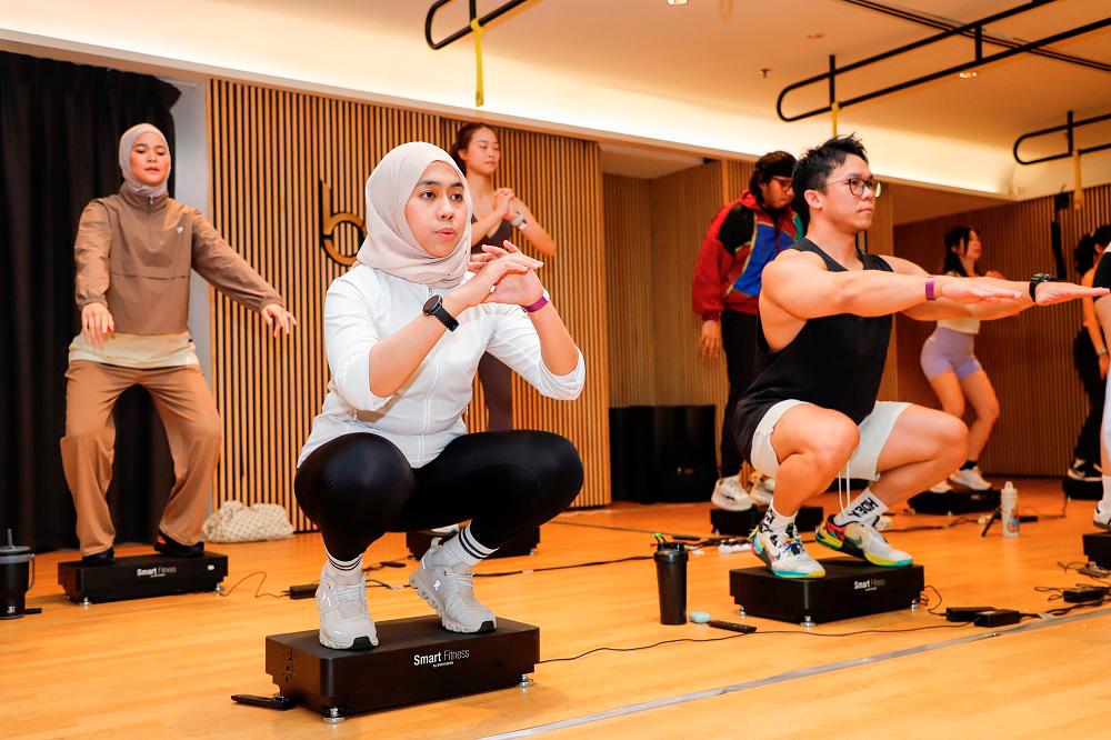 Led by a Babel Fit coach, guests at the launch event explore how the Smart Fitness device supports passive rope skipping through various workout styles.
