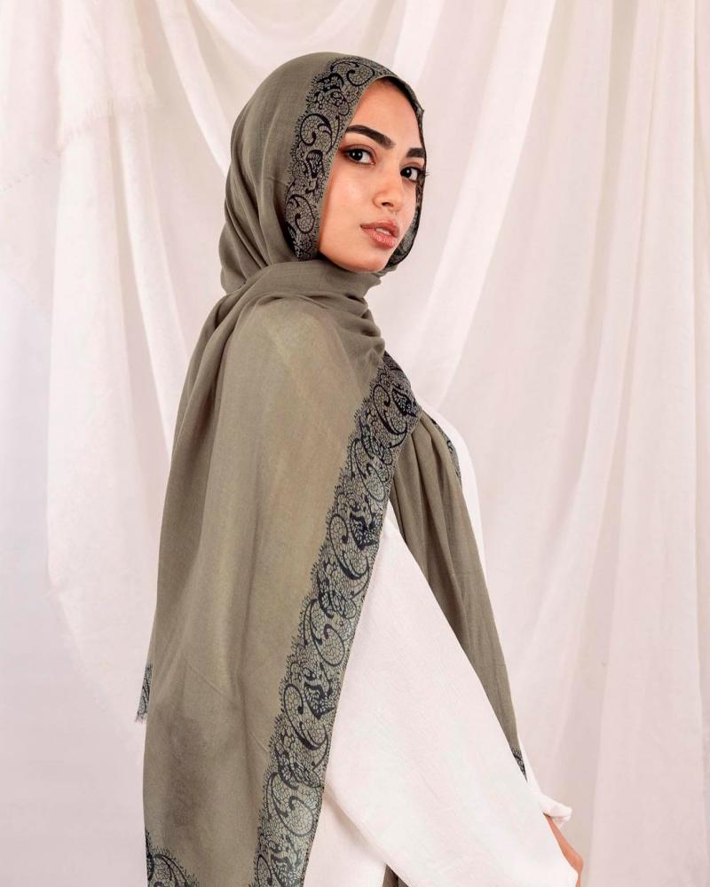 $!Linen hijab is popular as it is perfect for weather. – PIC FROM INSTAGRAM @LEVOLESTORES